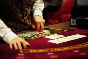 Dealer là gì? Dealer trong Casino có vai trò gì?